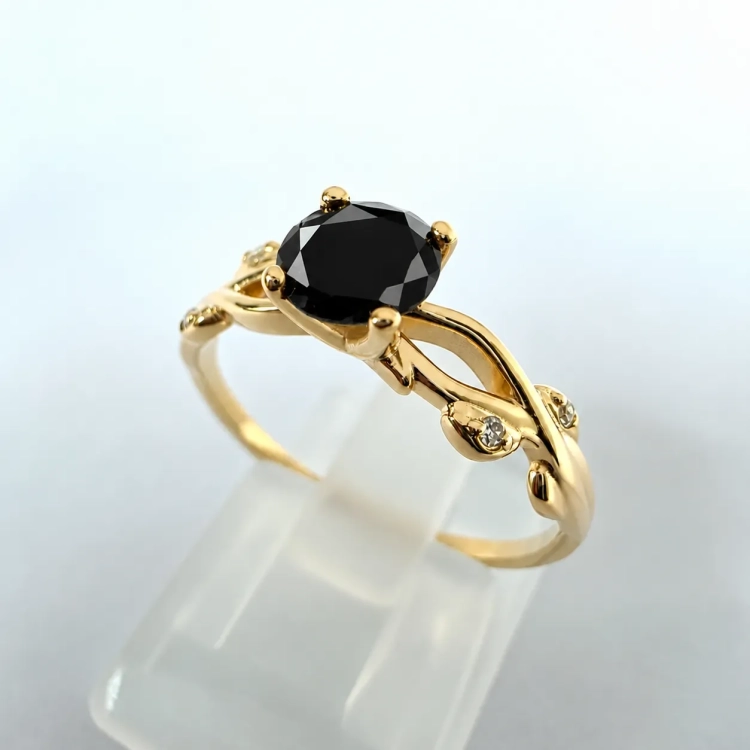 Pierścionek Vintage Retro z czarnym diamentem – ujęcie pod kątem – ABGOLD Baczyński