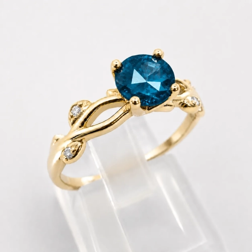 Pierścionek z topazem London Blue w żółtym złocie 585 – ujęcie na wprost – ABGOLD Baczyński