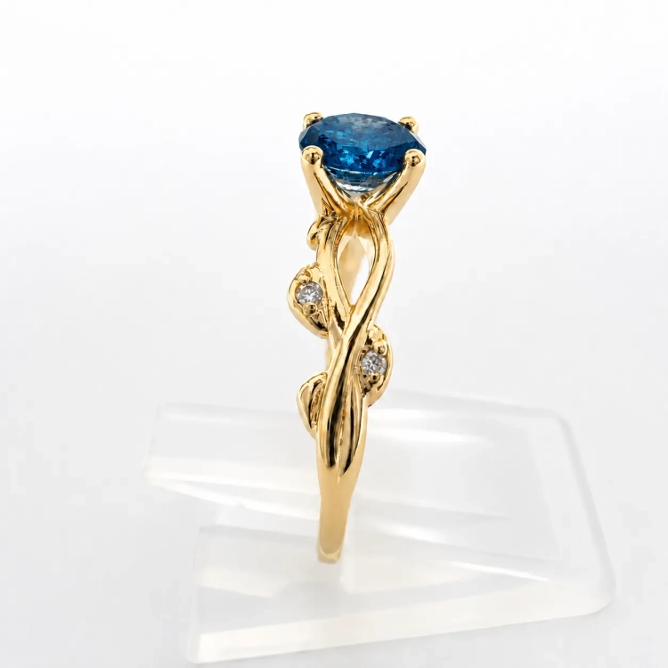 Pierścionek złoto 585 z topazem London Blue – widok boczny – ABGOLD Baczyński
