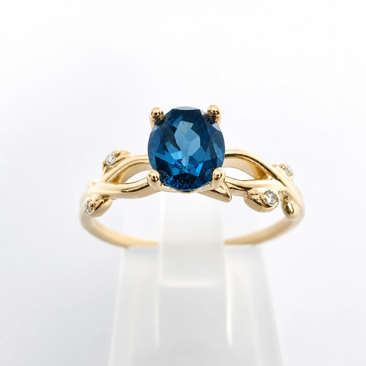 Topaz London Blue owalny 6,35 x 5,03 mm w złotym pierścionku – detal oprawy – ABGOLD Baczyński