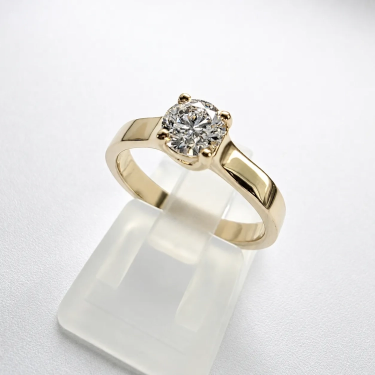Pierścionek z żółtego złota próba 585 z moissanitem 0,50 ct – ujęcie boczne – ABGOLD Baczyński