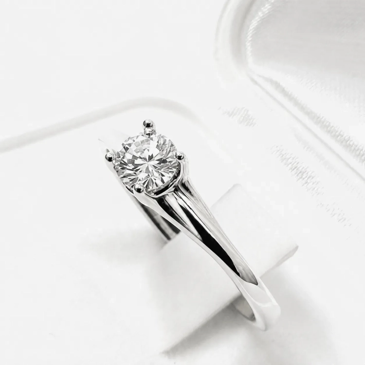 Pierścionek zaręczynowy z białego złota próba 585 z moissanitem 0,25 ct – ujęcie pod kątem – ABGOLD Baczyński