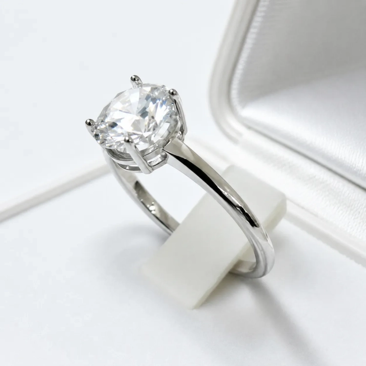 Pierścionek zaręczynowy z żółtego złota próba 585 z owalnym moissanitem 1,35 ct – ujęcie pod kątem – ABGOLD Baczyński