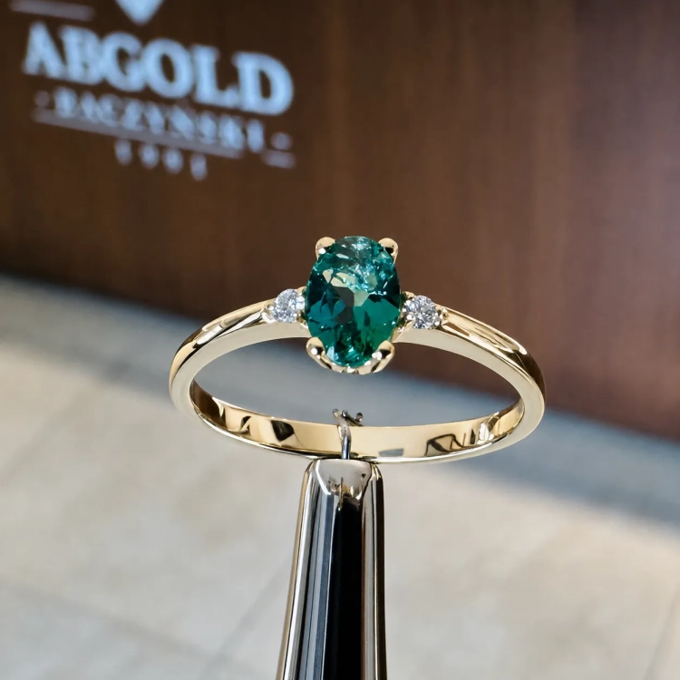 Złoty pierścionek ze szmaragdem i brylantami – na tle marki ABGOLD – ABGOLD Baczyński