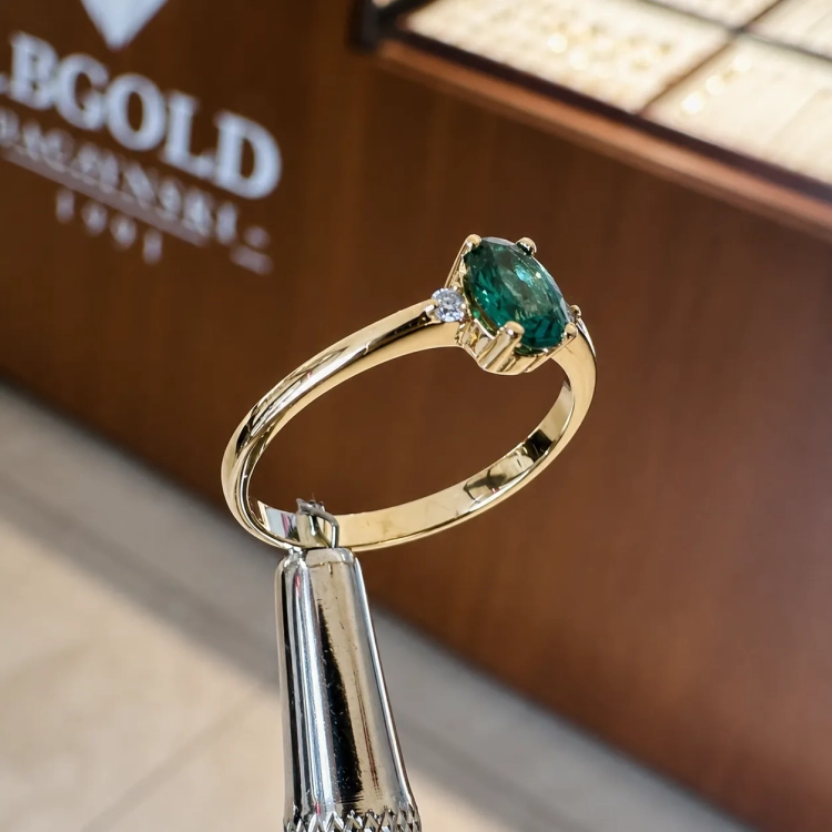 Złoty pierścionek ze szmaragdem i brylantami – ujęcie boczne na ryglu – ABGOLD Baczyński