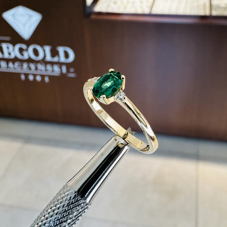Złoty pierścionek ze szmaragdem i brylantami – widok z góry na ryglu – ABGOLD Baczyński