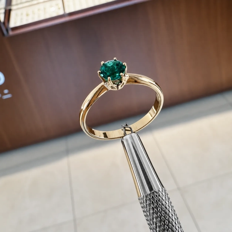 Złoty pierścionek 585 ze szmaragdem 0,50 ct – na ryglu – ABGOLD Baczyński