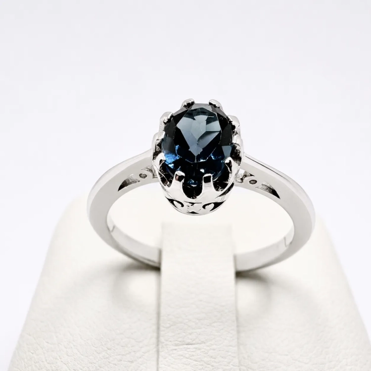 Pierścionek vintage z topazem London Blue – ujęcie boczne – ABGOLD Baczyński