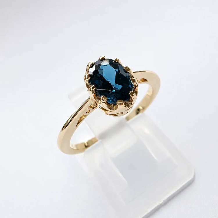 Pierścionek vintage z topazem London blue – ujęcie pod kątem – ABGOLD Baczyński