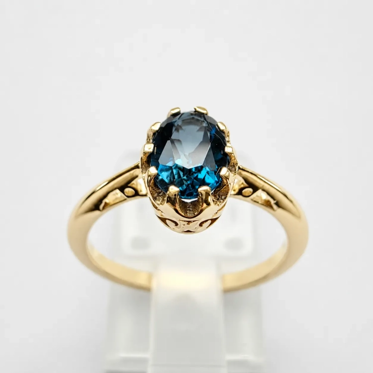 Pierścionek vintage z topazem London blue – ujęcie pod kątem – ABGOLD Baczyński