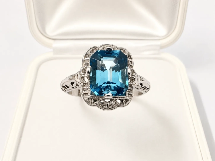 Pierścionek vintage z topazem Swiss Blue – detal oprawy – ABGOLD Baczyński