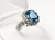 Pierścionek vintage z topazem Swiss Blue – ujęcie boczne – ABGOLD Baczyński