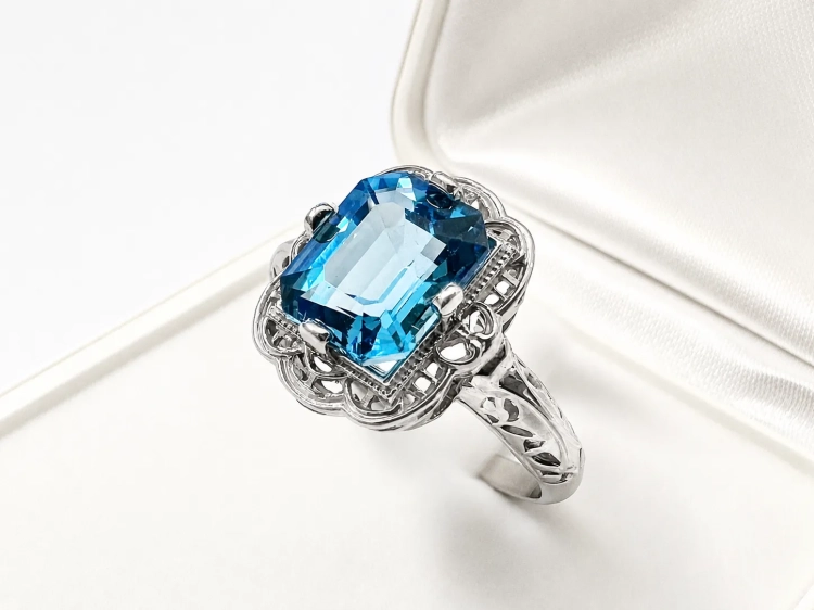 Pierścionek vintage z topazem Swiss Blue – ujęcie pod kątem – ABGOLD Baczyński