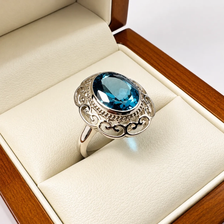 Pierścionek vintage z białego złota próba 585 z topazem London Blue – ujęcie boczne – ABGOLD Baczyński