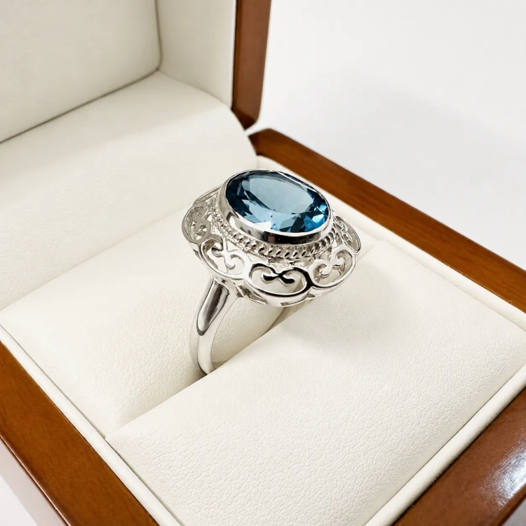 Pierścionek vintage z białego złota próba 585 z topazem London Blue – ujęcie pod kątem – ABGOLD Baczyński