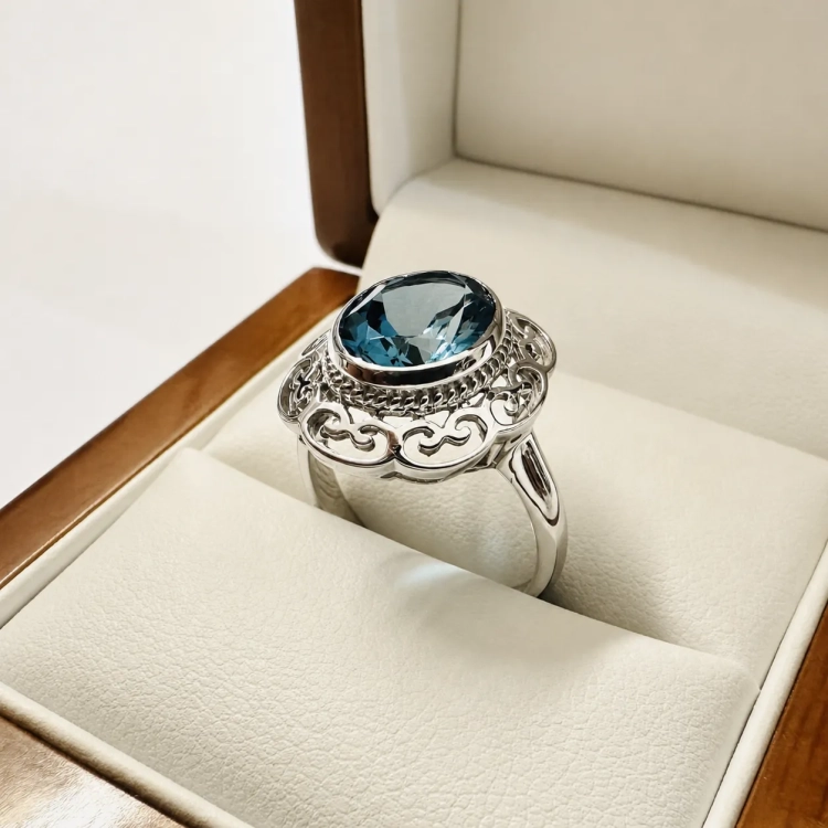 Pierścionek vintage z białego złota próba 585 z topazem London Blue – ujęcie pod kątem – ABGOLD Baczyński