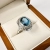 Pierścionek vintage z białego złota próba 585 z topazem London Blue – widok z góry – ABGOLD Baczyński