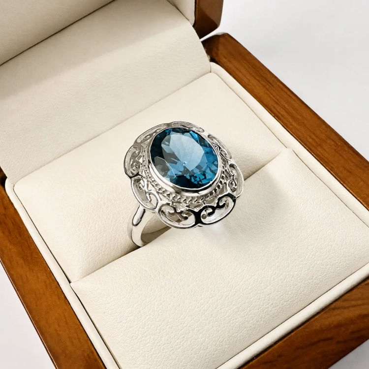 Pierścionek vintage z białego złota próba 585 z topazem London Blue – widok z góry – ABGOLD Baczyński