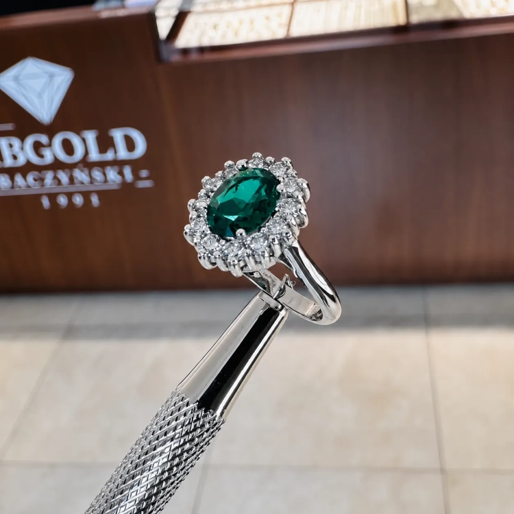 Pierścionek zaręczynowy ze szmaragdem i diamentami – detal oprawy – ABGOLD Baczyński