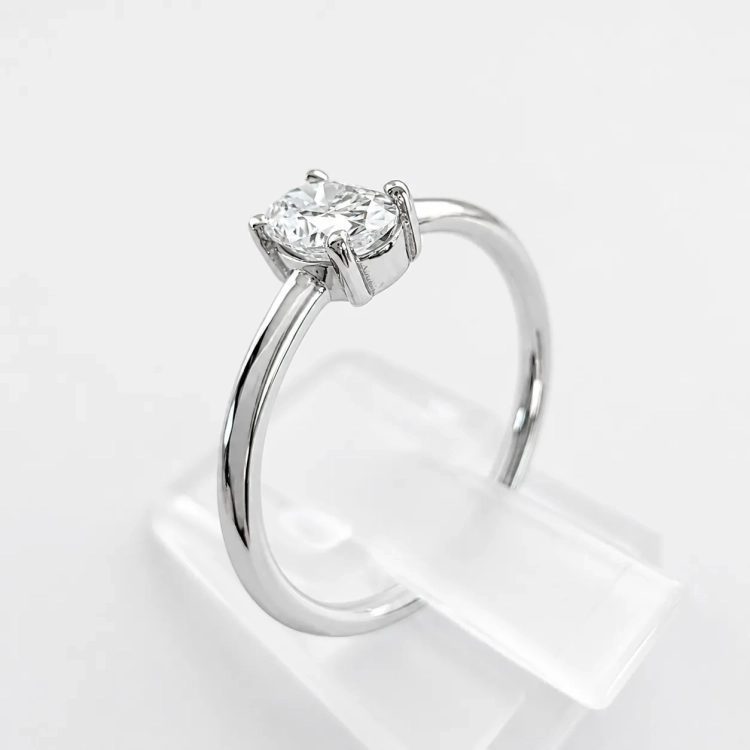 Pierścionek z białego złota próba 585 z moissanitem 0,50 ct VVS1 D – ujęcie boczne – ABGOLD Baczyński