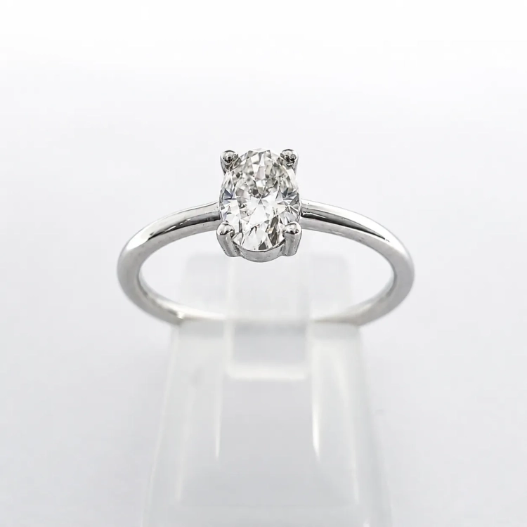 Pierścionek z białego złota próba 585 z moissanitem 0,50 ct VVS1 D – widok z góry – ABGOLD Baczyński