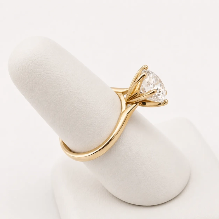 Pierścionek z żółtego złota próba 585 z moissanitem 3,0 ct VVS D – ujęcie boczne na ekspozytorze – ABGOLD Baczyński