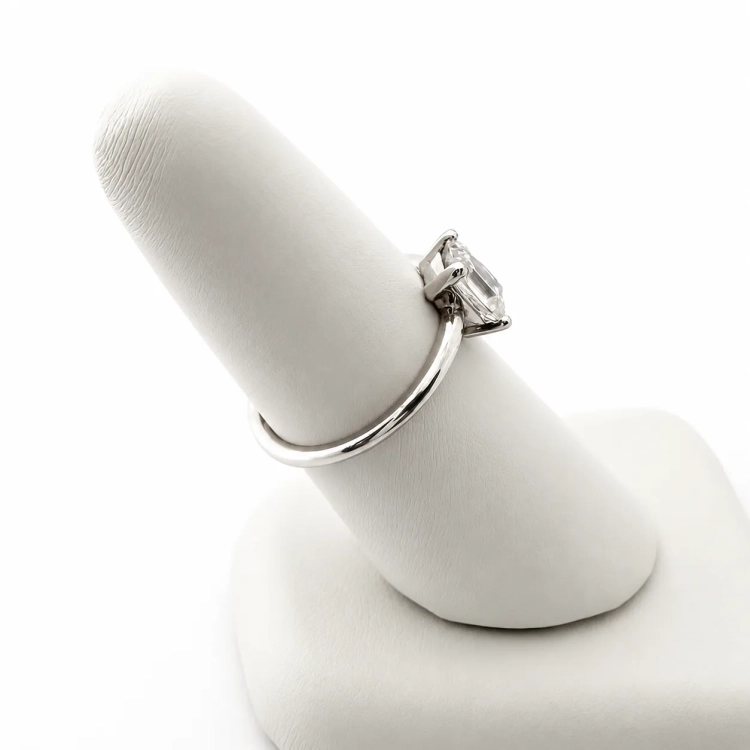 Pierścionek z białego złota próba 585 z moissanitem Emerald 1,0 ct VVS1 D – profil pierścionka – ABGOLD Baczyński