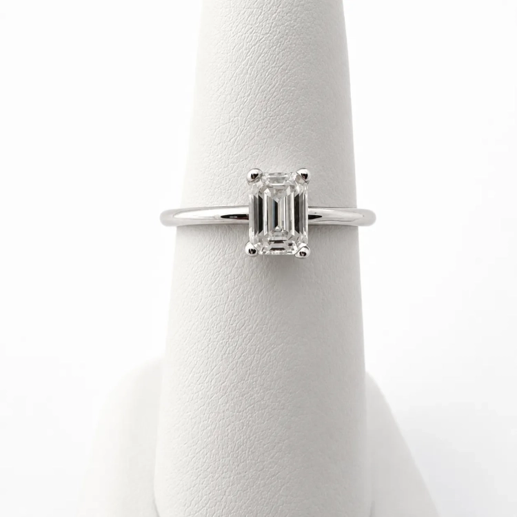 Pierścionek z białego złota próba 585 z moissanitem Emerald 1,0 ct VVS1 D – widok z tyłu – ABGOLD Baczyński