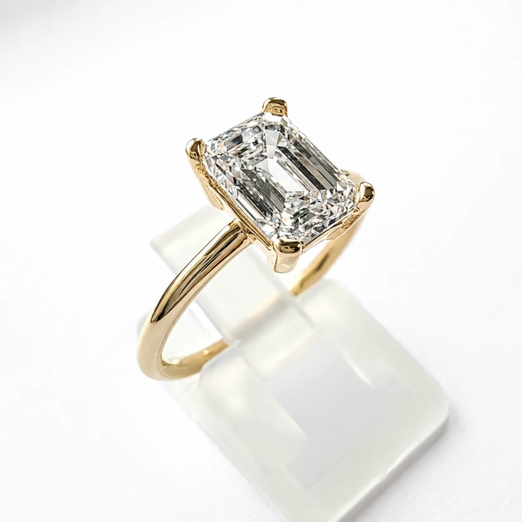 Pierścionek z żółtego złota próba 585 z moissanitem Emerald 2,0 ct VVS1 D – ujęcie boczne – ABGOLD Baczyński