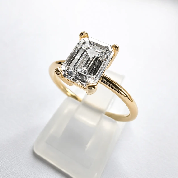 Pierścionek z żółtego złota próba 585 z moissanitem Emerald 2,0 ct VVS1 D – ujęcie pod kątem – ABGOLD Baczyński