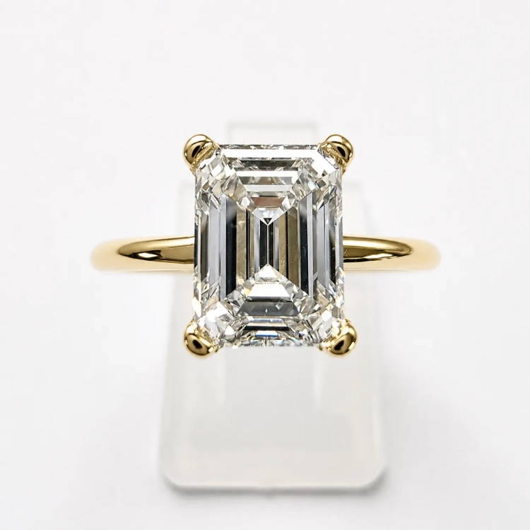 Pierścionek z żółtego złota próba 585 z moissanitem Emerald 2,0 ct VVS1 D – widok z góry – ABGOLD Baczyński