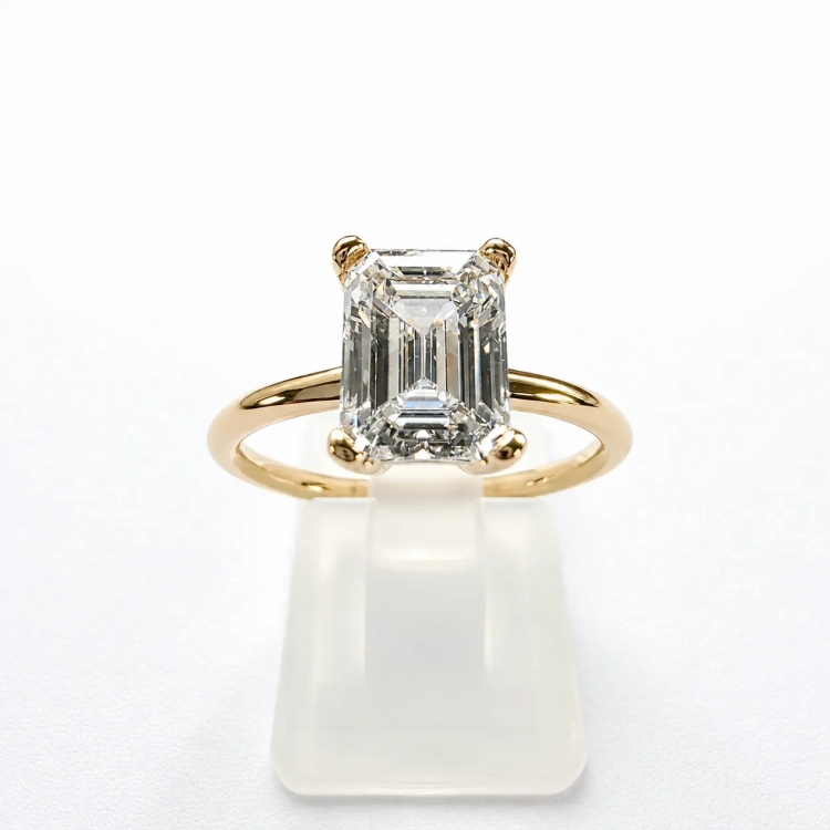 Pierścionek z żółtego złota próba 585 z moissanitem Emerald 2,0 ct VVS1 D – widok z przodu – ABGOLD Baczyński