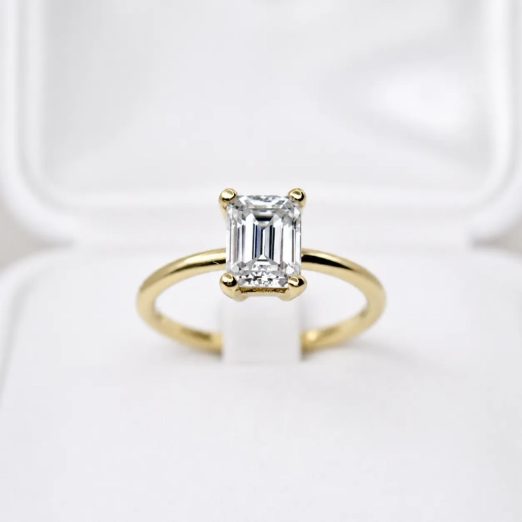 Pierścionek z żółtego złota próba 585 z moissanitem Emerald 2,0 ct VVS1 D – widok z przodu – ABGOLD Baczyński