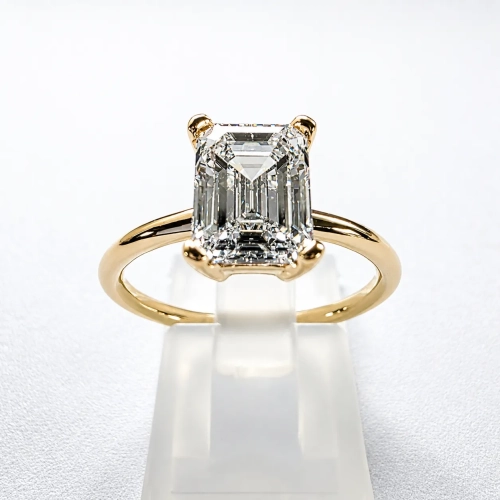 Pierścionek z żółtego złota próba 585 z moissanitem Emerald 2,0 ct VVS1 D – widok z przodu – ABGOLD Baczyński