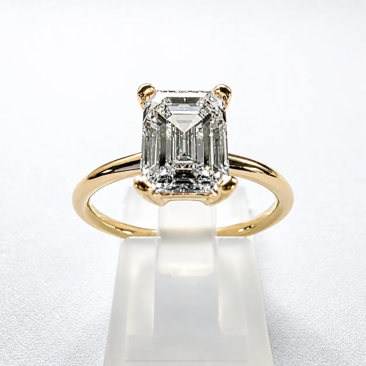 Pierścionek z żółtego złota próba 585 z moissanitem Emerald 2,0 ct VVS1 D – widok z przodu – ABGOLD Baczyński