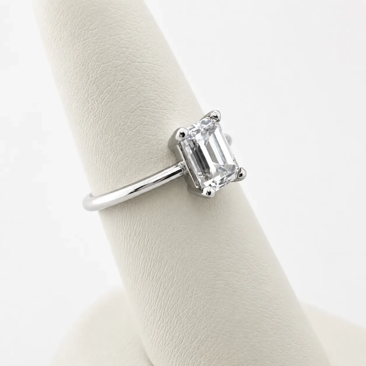 Pierścionek z białego złota próba 585 z moissanitem Emerald 2,0 ct VVS1 D – widok z boku – ABGOLD Baczyński