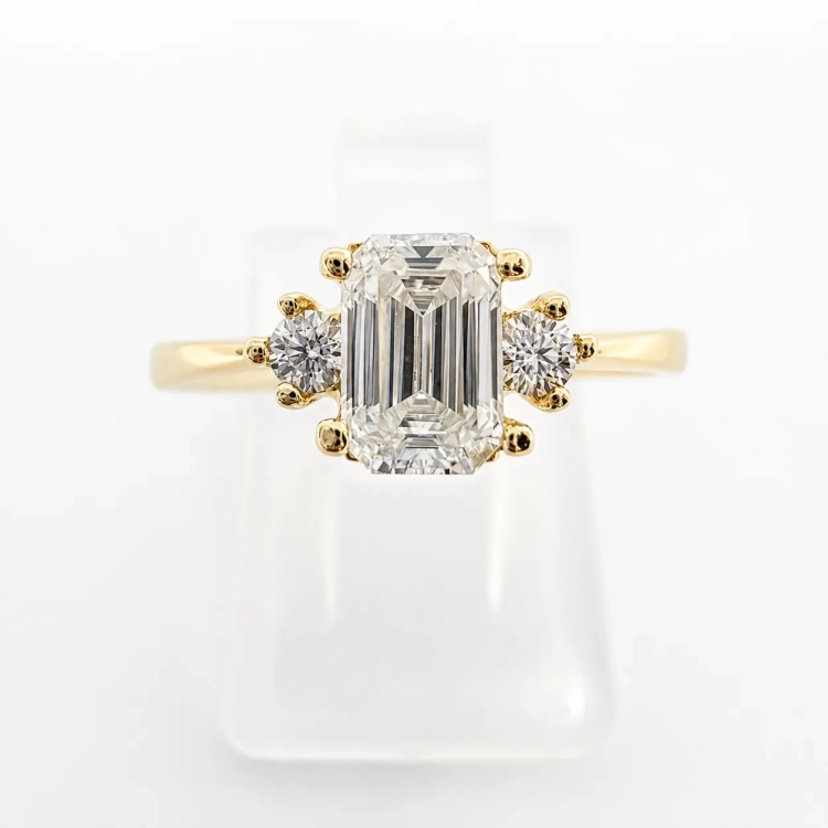 Pierścionek z żółtego złota próba 585 z moissanitem Emerald 0,86 ct VVS D – detal oprawy kamienia – ABGOLD Baczyński