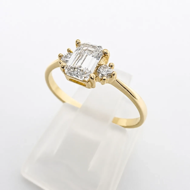 Pierścionek z żółtego złota próba 585 z moissanitem Emerald 0,86 ct VVS D – profil na ekspozytorze – ABGOLD Baczyński