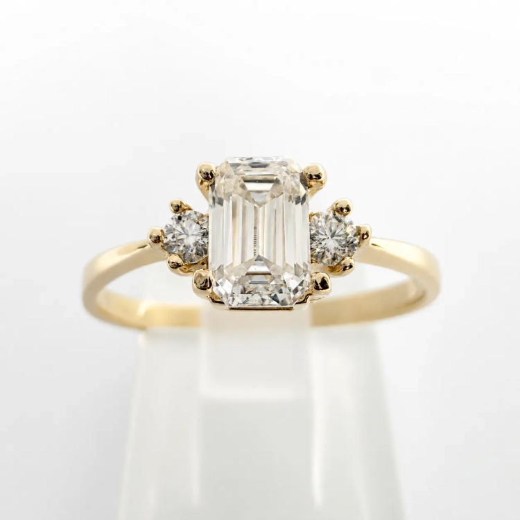 Pierścionek z żółtego złota próba 585 z moissanitem Emerald 0,86 ct VVS D – ujęcie frontalne – ABGOLD Baczyński