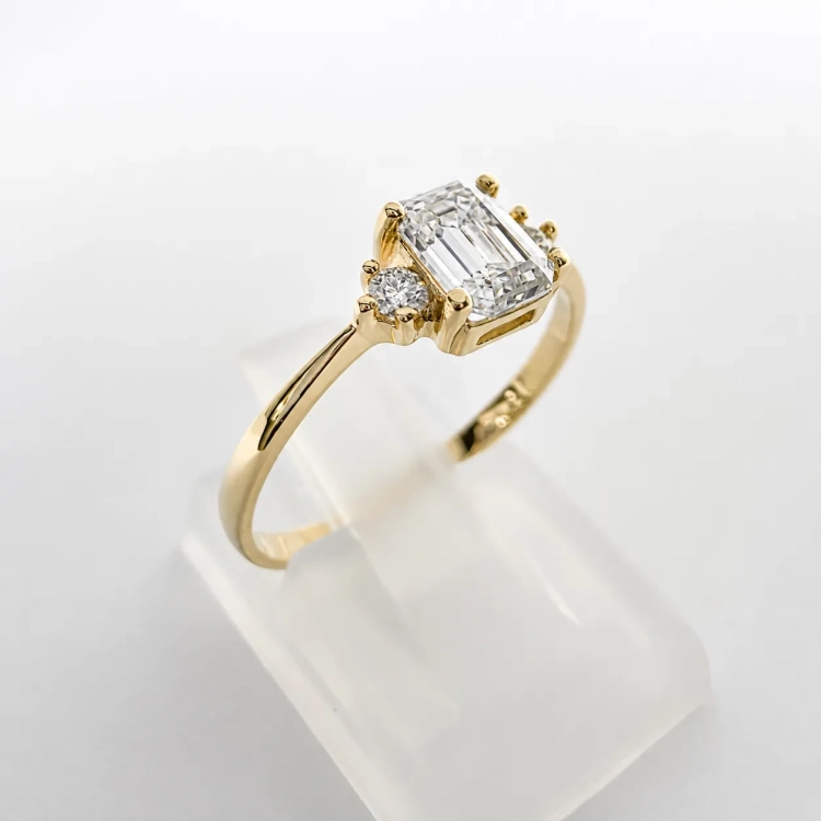 Pierścionek z żółtego złota próba 585 z moissanitem Emerald 0,86 ct VVS D – widok boczny – ABGOLD Baczyński