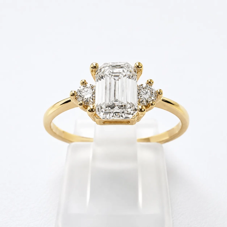 Pierścionek z żółtego złota próba 585 z moissanitem Emerald 0,86 ct VVS D – widok z góry – ABGOLD Baczyński