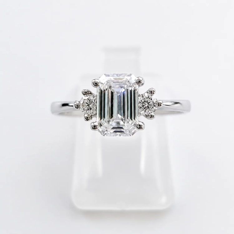 Pierścionek z żółtego złota próba 585 z moissanitem Emerald 0,86 ct VVS D – widok z góry – ABGOLD Baczyński