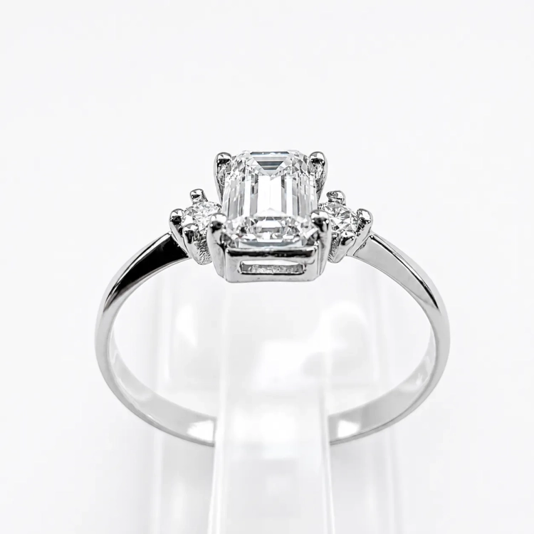 Pierścionek z żółtego złota próba 585 z moissanitem Emerald 0,86 ct VVS D – widok od spodu obrączki – ABGOLD Baczyński