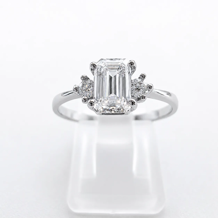 Pierścionek z żółtego złota próba 585 z moissanitem Emerald 0,86 ct VVS D – ujęcie frontalne na ekspozytorze – ABGOLD Baczyński