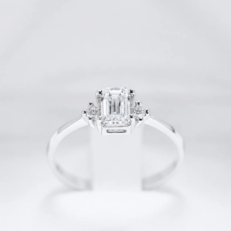 Pierścionek z żółtego złota próba 585 z moissanitem Emerald 0,86 ct VVS D – prezentacja na ekspozytorze jubilerskim – ABGOLD Baczyński