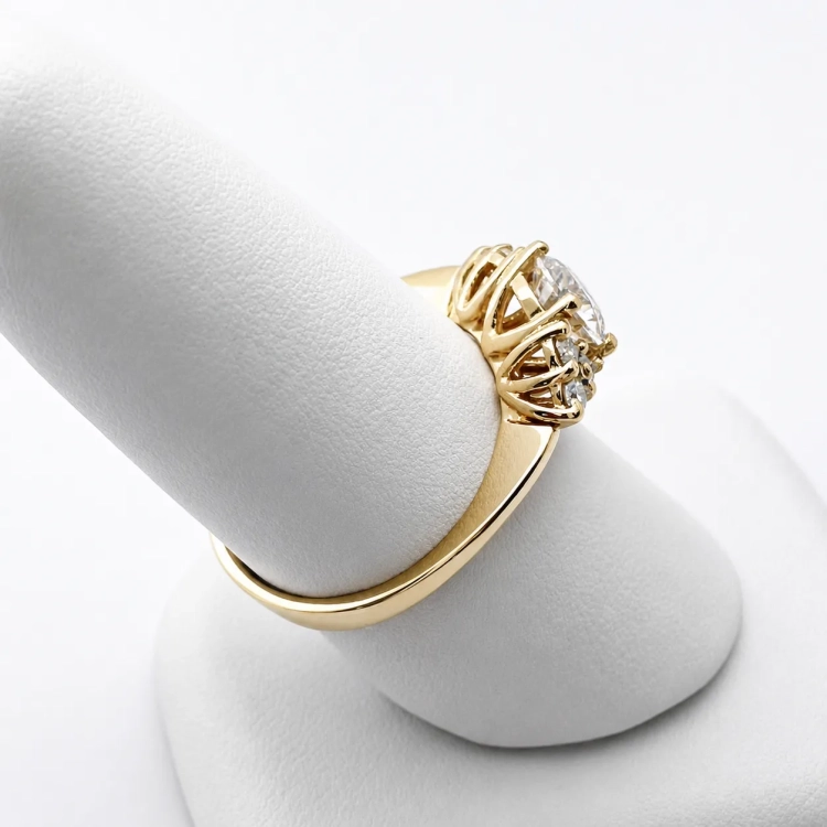 Pierścionek z żółtego złota próba 585 z moissanitem 1,0 ct VVS D – profil na ryglu jubilerskim – ABGOLD Baczyński