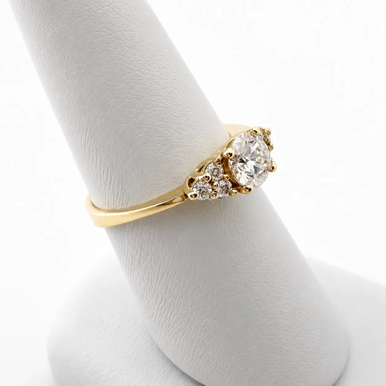 Pierścionek z żółtego złota próba 585 z moissanitem 1,0 ct VVS D – widok na ryglu jubilerskim – ABGOLD Baczyński