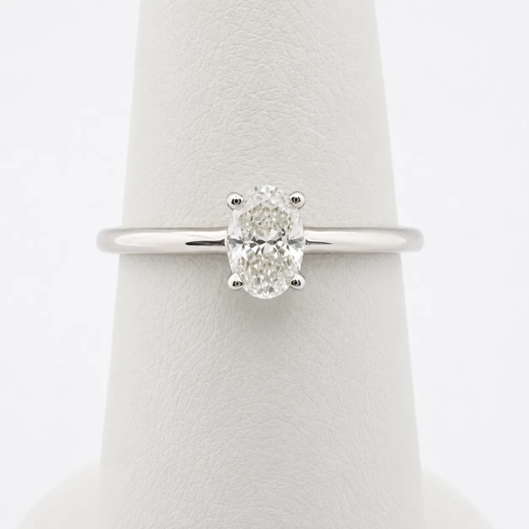 Pierścionek z białego złota 585 Diament 0,42 ct – Prezentacja na palcu – ABGOLD Baczyński