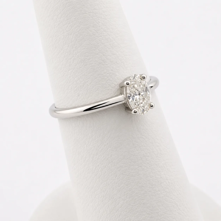 Pierścionek z białego złota 585 Diament 0,42 ct – Ujęcie boczne na palcu – ABGOLD Baczyński