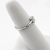 Pierścionek z białego złota 585 Diament 0,42 ct – Zbliżenie na palcu – ABGOLD Baczyński